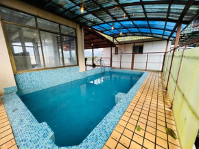 PP with rooftop pool and bathtub